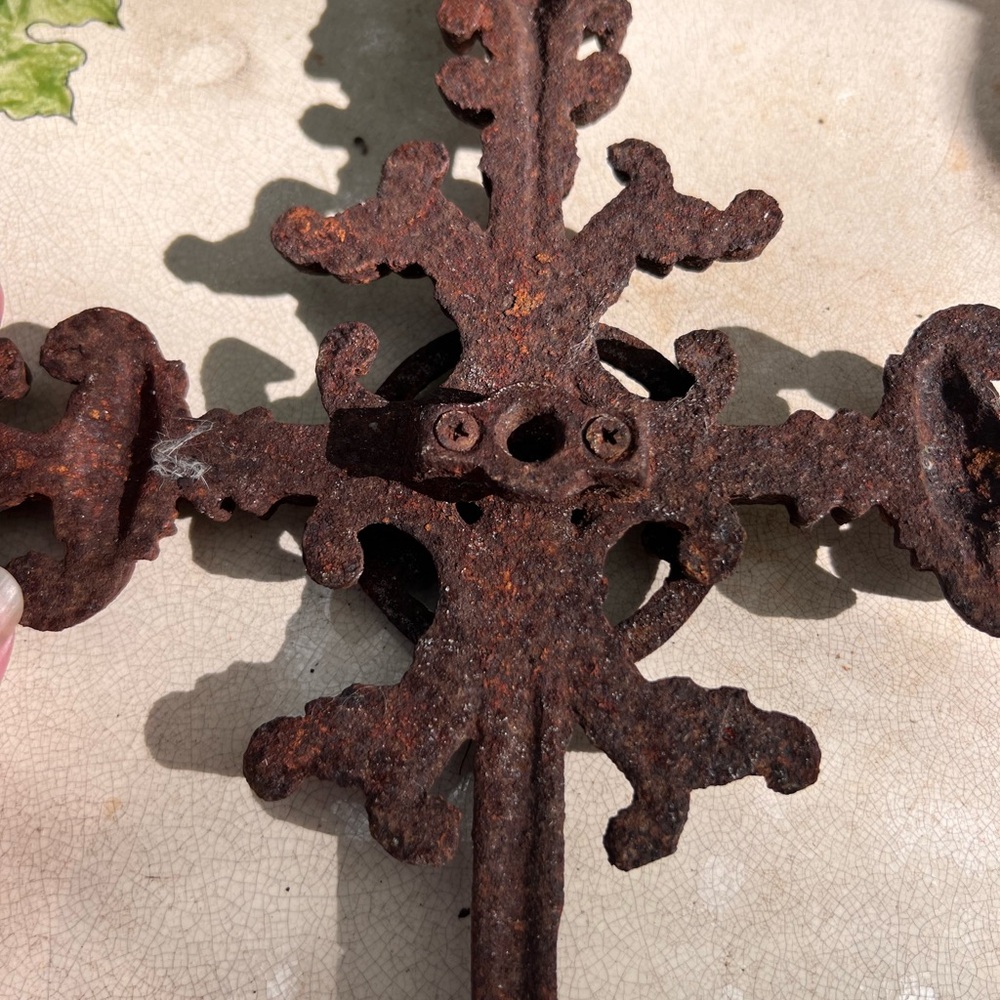 Beautiful Rustic Iron Cross Decor Rusty Had it hanging in garden - Picture 5 of 10